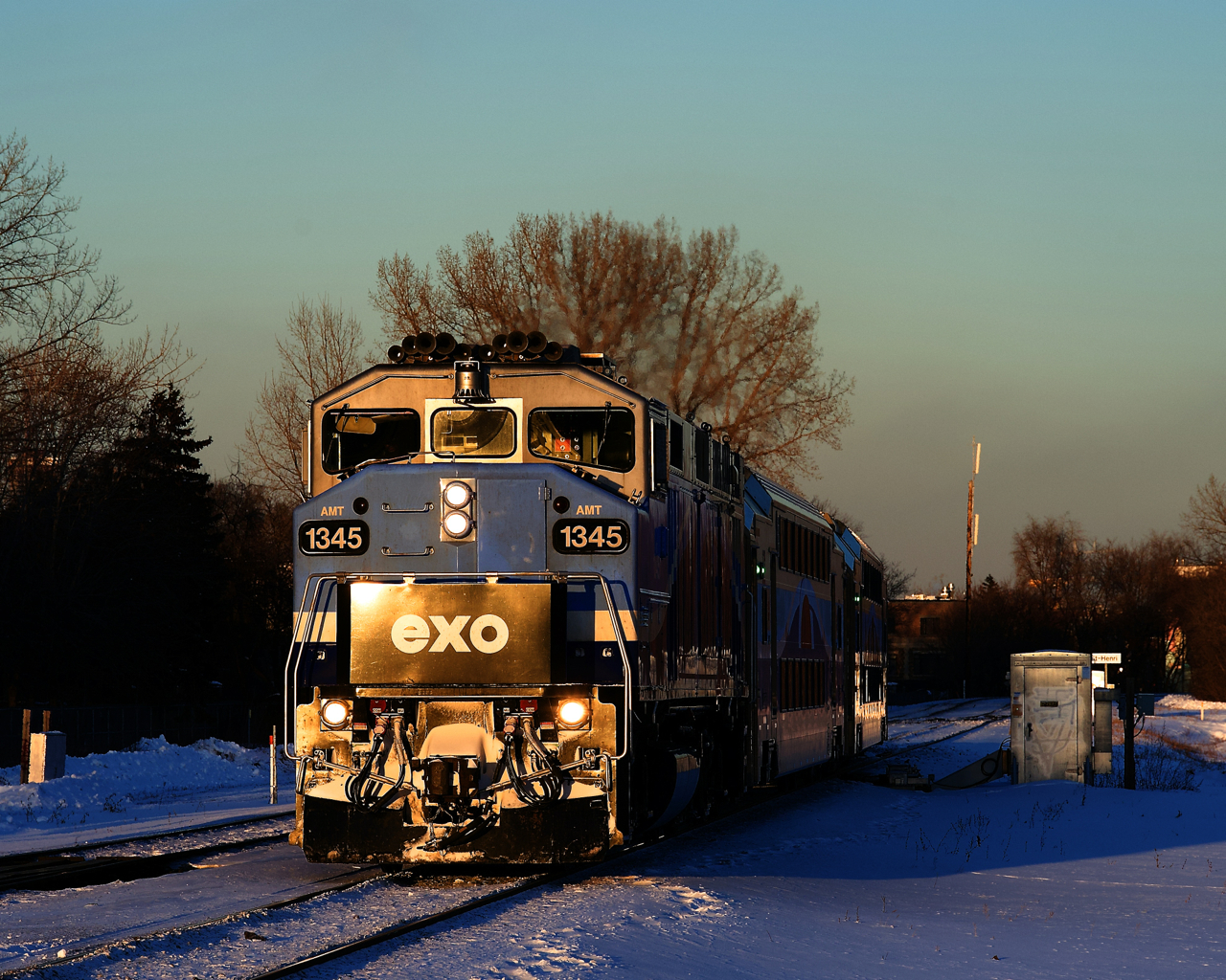 AMT 1345 leads EXO 1207 through the crossovers near CN St-Henri just before sunset.