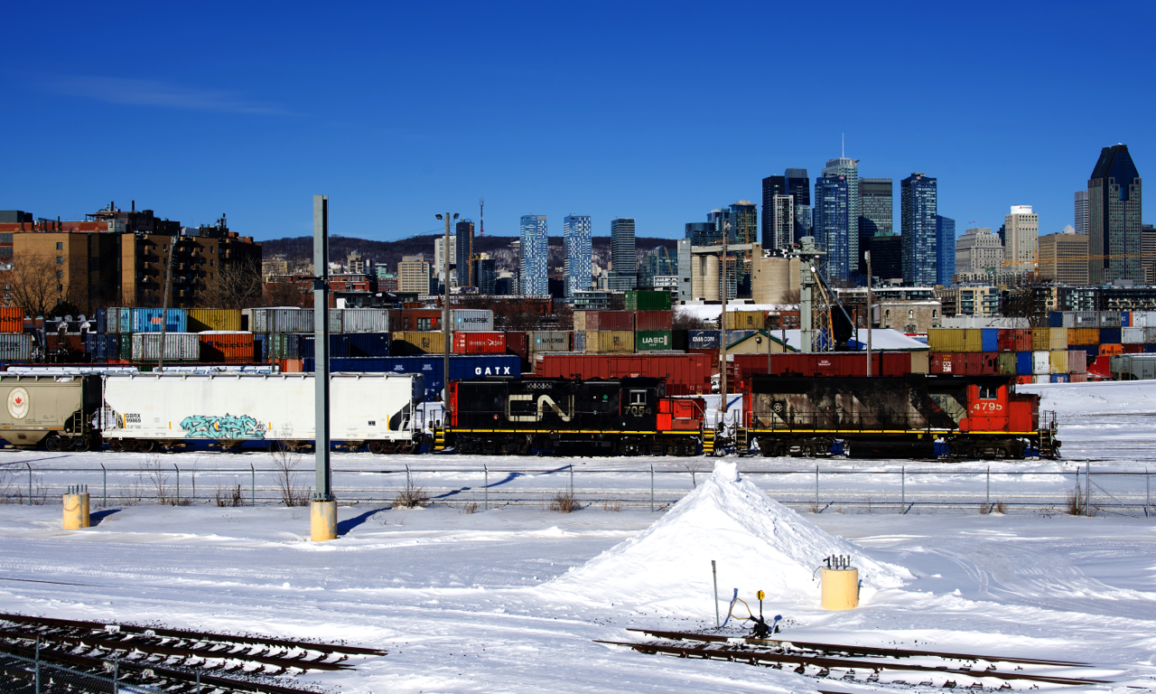 CN 4795 & CN 7054 are pulling into Pointe St-Charles Yard after arriving with grain empties from Canada Malting Company.