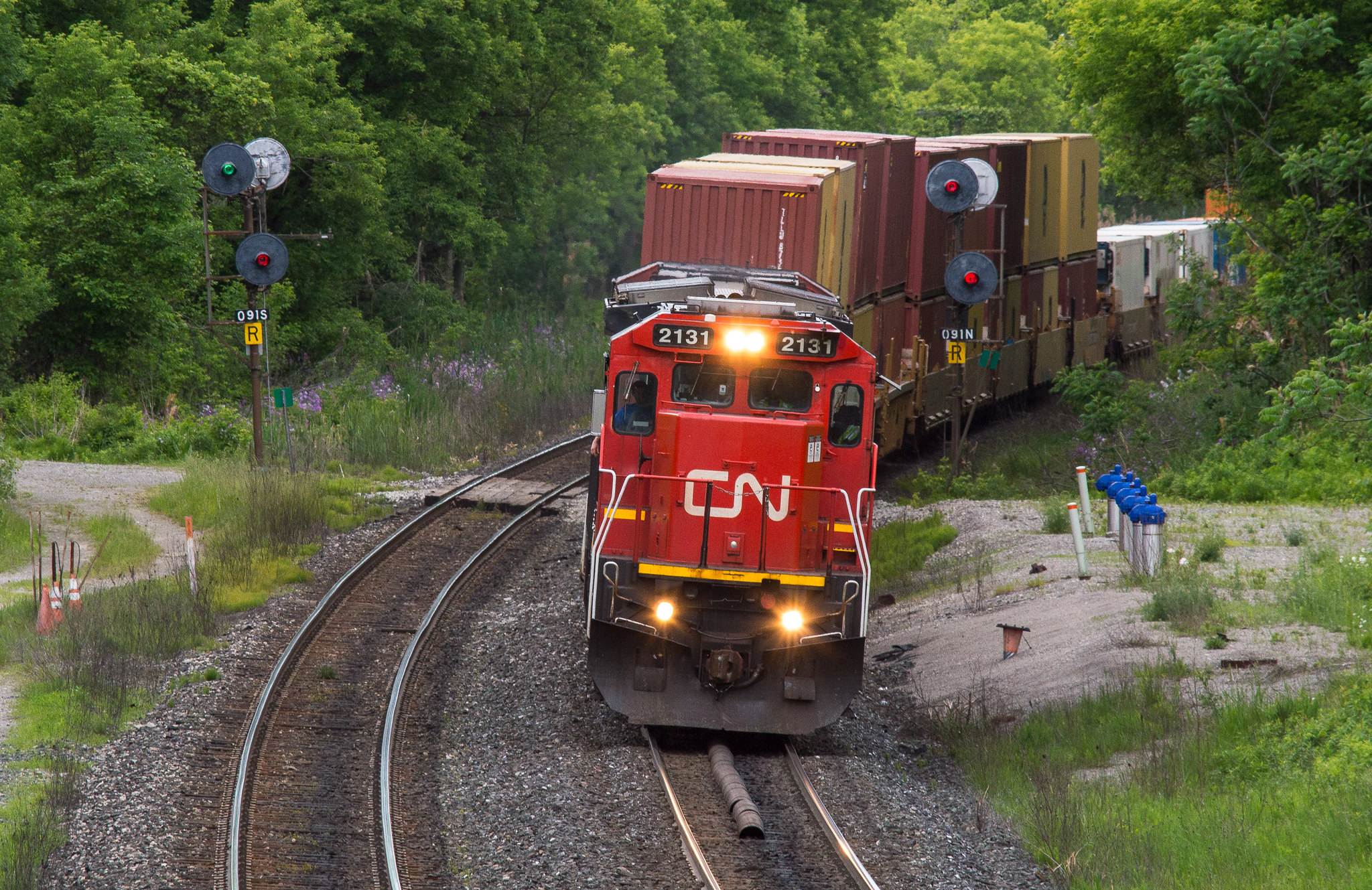 Railpictures Ca Joseph Bishop Photo Cn Z Splits The Signals At Copetown With Cn