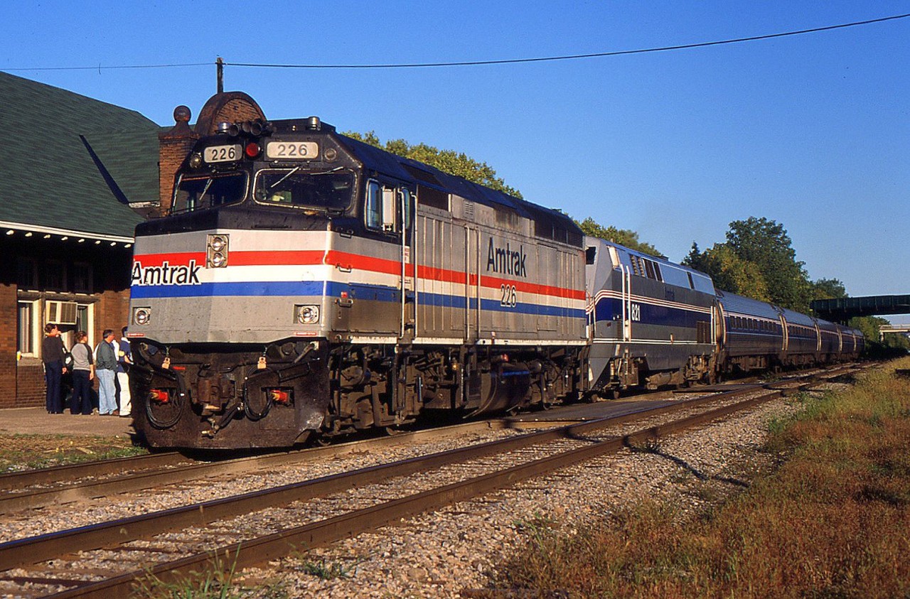 VIA 98 had the AMTK F40PH-2 226 and AMTK P40DC 821 as they are getting ready to retire the F40PH-2 and replace the Maple Leaf with P40DC and P42DC from Nov 2001.