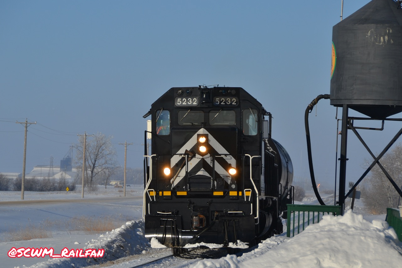 PRS (VLSX) 5232 Hauls a single tanker to the CP Rail yard,
going about 10 mph on the CN Lilyfield Spur.