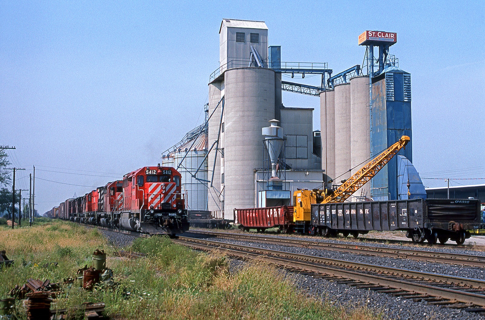 Railpictures Ca Earl Minnis Photo A Raft Of Cp Power Lead By The