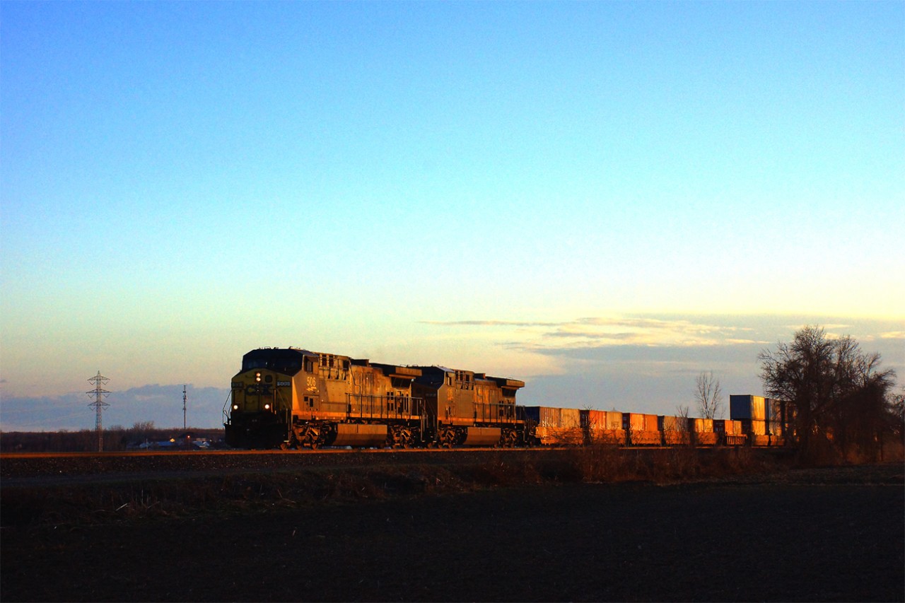 Originating on the CSX in Syracuse, N.Y., Canadian National Huntingdon-Montreal train M326 with AC4400CWs 506 and 316 on the point catches the dying light of day as it comes onto the Kingston Sub from the Valleyfield Sub
at CN Coteau-Est for the final 30 miles to Taschereau Yard.