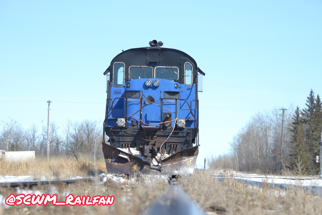 Lakeline 911 (MDXX 911) rests after doing a run to Selkirk