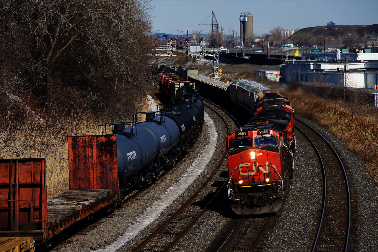 CN 527 has four units, including CN 9523 last as it rounds a curve and passes cars for CN 400 to pick up.