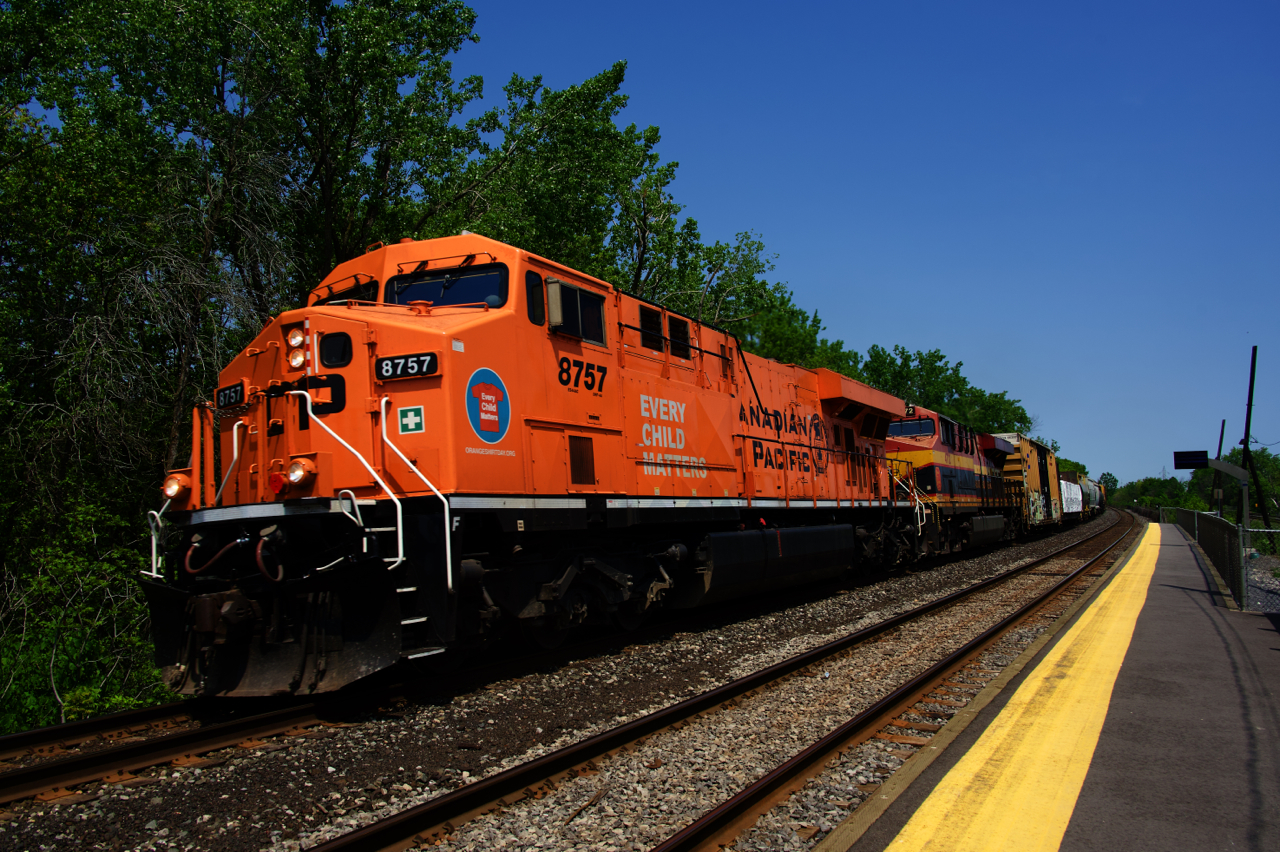 CPKC 231 is blasting past Île-Perrot Station with CP 8757 & KCS 4772 for power.