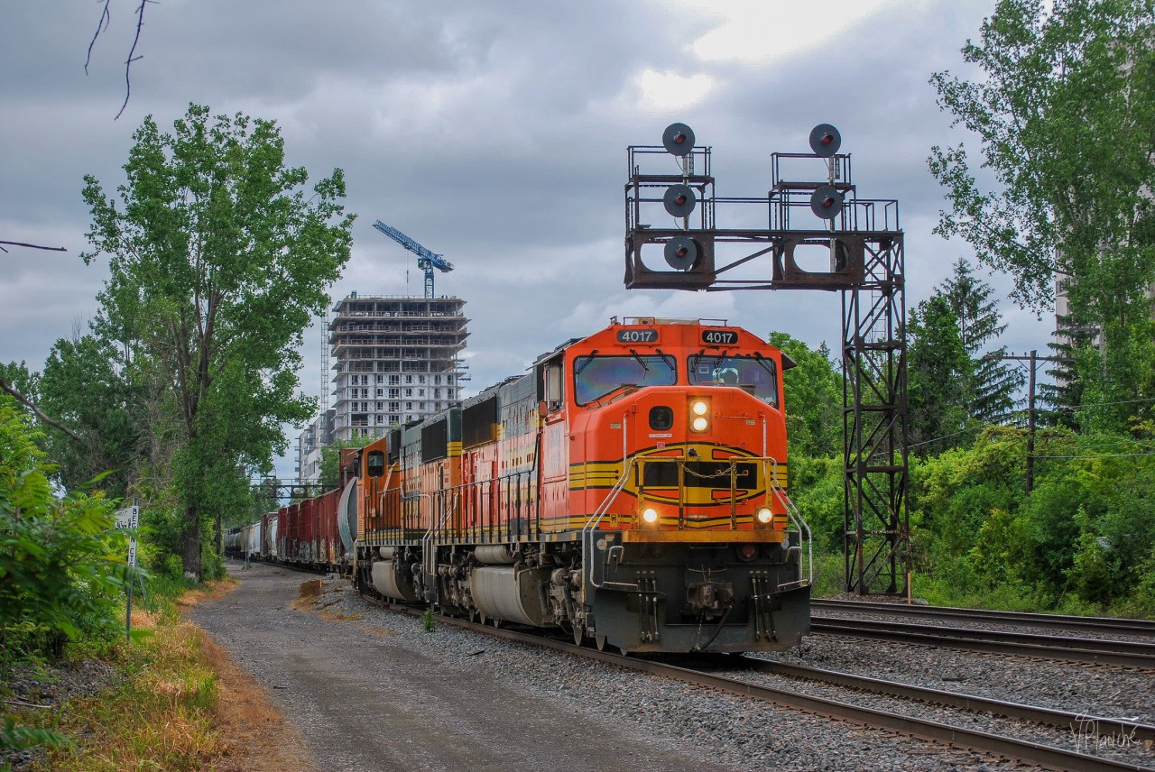 On June 7, 2023, QG 501 is made up of two ex-BNSF SD70MACs as well as 57 wagons from different industries served by the shortline. The train is seen here taking the switch that will take it north of the CPKC St-Luc yard.