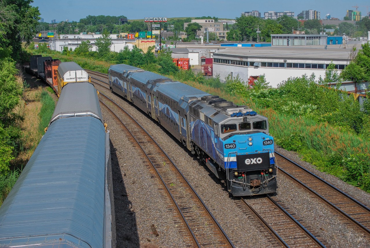 On June 23, 2023, the EXO 1209 (MTL Central Station 4:33 p.m. - Mascouche 6:23 p.m.) passed next to a CN train at the stop at Ville-Saint-Pierre.