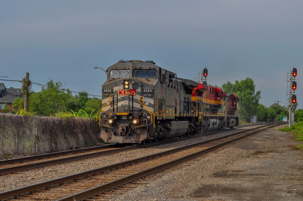 On July 04, 2023, the CPKC 118 machines return from the port with a power that will become more and more common on the CPKC: a KCSM and a KCS, not to mention the banal dirty red CP.