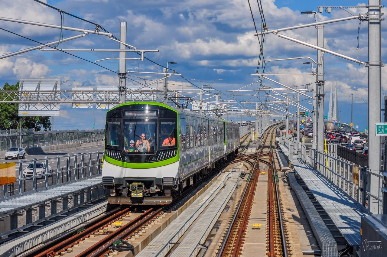 That's it! The Réseau Express Métropolitain officially opened its doors to the general public yesterday July 31, 2023. The opportunity for me to board and take photos from the front, without drivers.