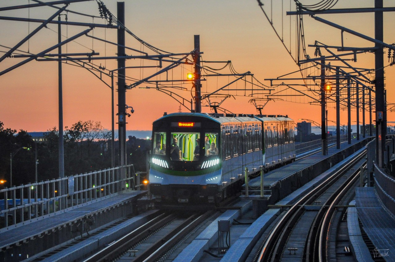 On July 31, 2023, while returning to Montreal, a superb sunset was visible to REM passengers...