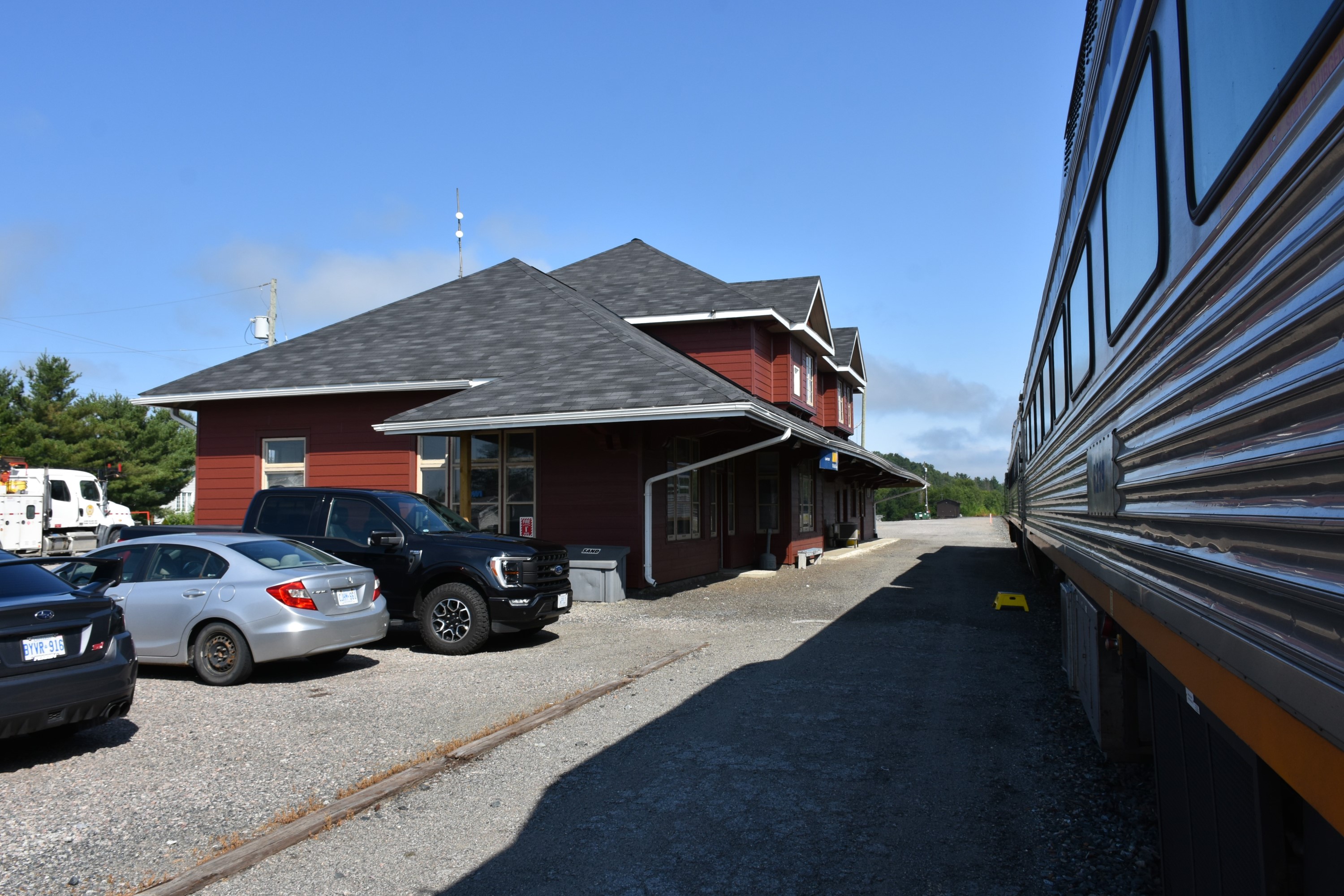 Railpictures.ca Paul O Shell Photo VIA 185 with three Budd