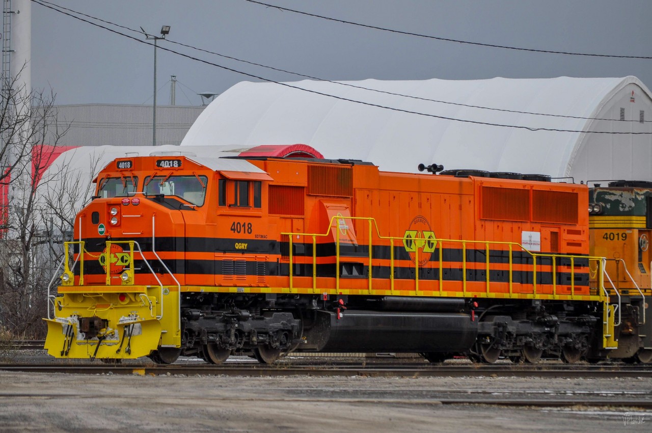 On November 29, 2023, QGRY 4018 (ex-BNSF SD70MAC) was in lead of QG 502 (CPKC St. Luc Yard - Sainte-Thérèse). It now rests with its sister the 4019. The 4018 was the first SD70MAC to have been repainted in G&W colors during the summer, followed by the 4015 very recently.