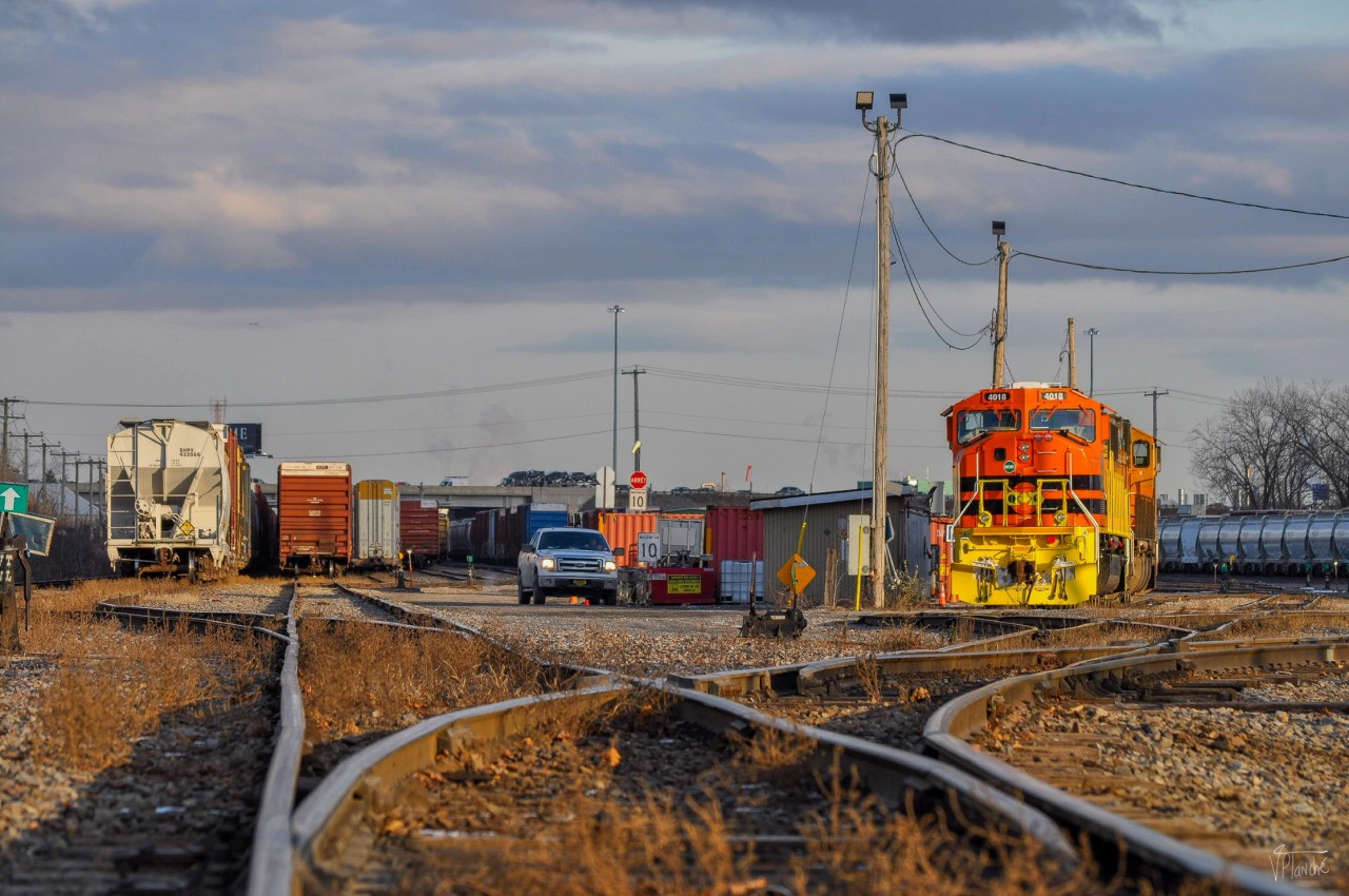 On November 29, 2023, QGRY 4018 (ex-BNSF SD70MAC) was in lead of QG 502 (CPKC St. Luc Yard - Sainte-Thérèse). It now rests with its sister the 4019. The 4018 was the first SD70MAC to have been repainted in G&W colors during the summer, followed by the 4015 very recently.