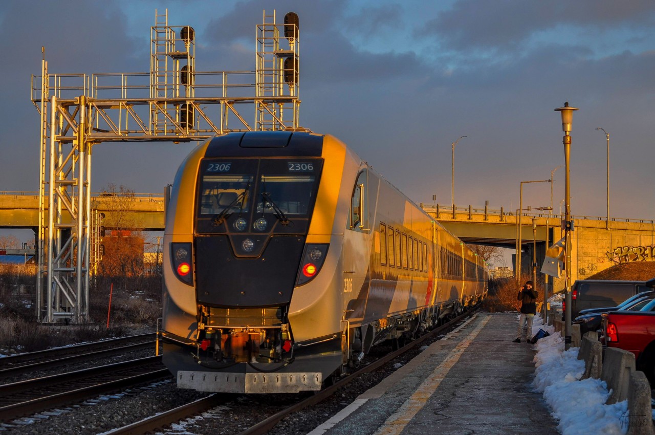 On December 13, 2023, with a nice sunset, the VIA 26 was made up of a Siemens Venture trainset, recently in service on the Corridor. For some time now, the 2306 cab-car has lost its VIA Rail logo... who? Why? how?