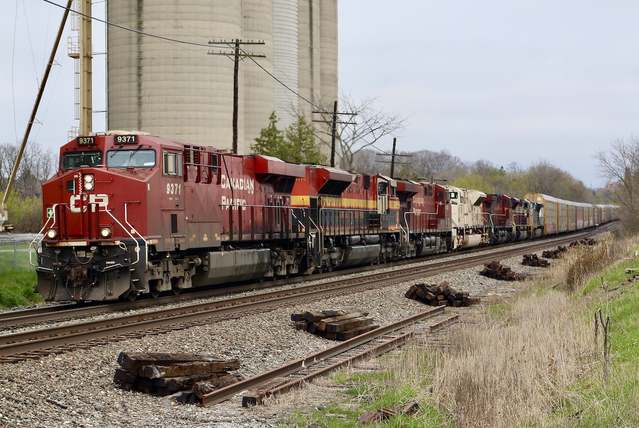 Unfortunately limited on time and location before school runs I had to head to my regular spot. Not too many options around here to go wide on a seven unit lash up. Here after a lengthy delay, train 137 finally heads west through Streetsville. Reportedly SD70ACU's 7015 and 7021 are off to Progress Rail for major internal work.