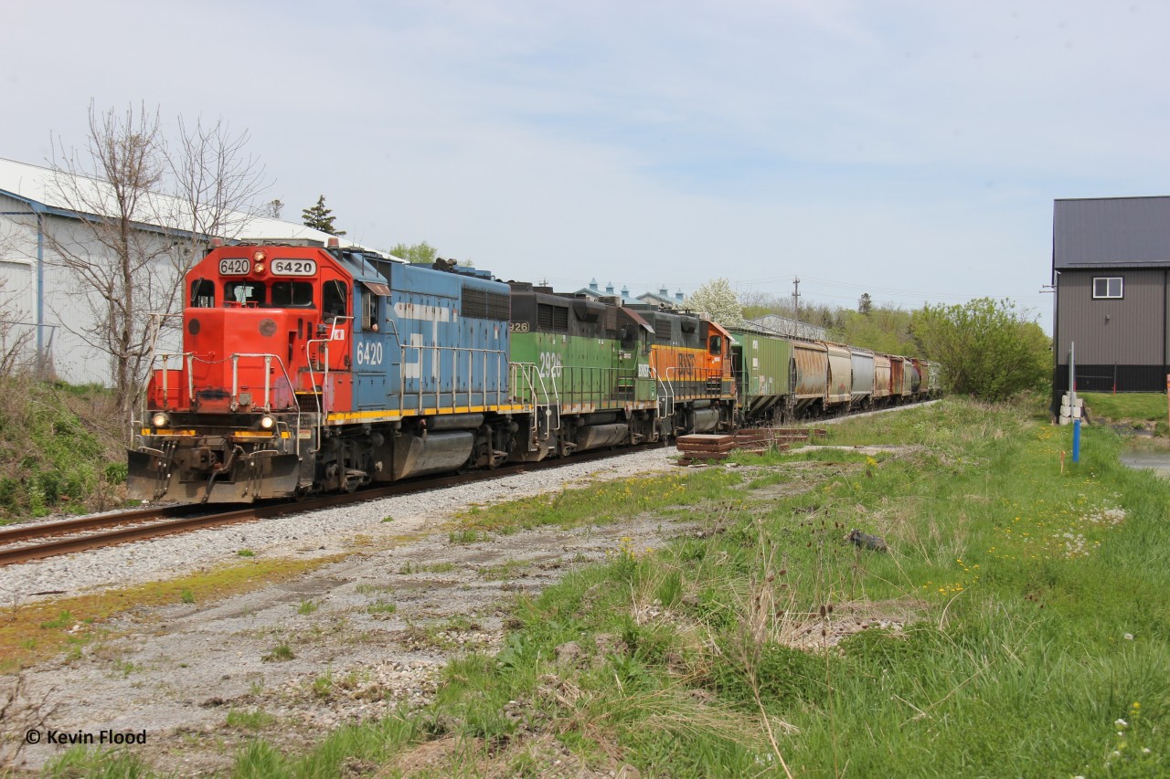 CN L568 continues west after completing its work at New Hamburg with a colourful lashup consisting of GTW 6420-BNSF 2926-BNSF 2090.