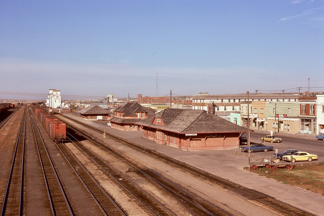 Inspired by Matt Watson’s recent glorious view of CP 2816 eastbound at Swift Current (http://www.railpictures.ca/?attachment_id=54348), my memory jogged back 49+ years to my initial road trip to Saskatchewan, where a photo from a very similar perch on the 2nd Avenue E overpass now provides a “yesterday” view from Wednesday 1974-10-02.  Train photos came later, down at ground level.  That is No. 954 with CP 5641 + 8682 + 8704 in the distance.