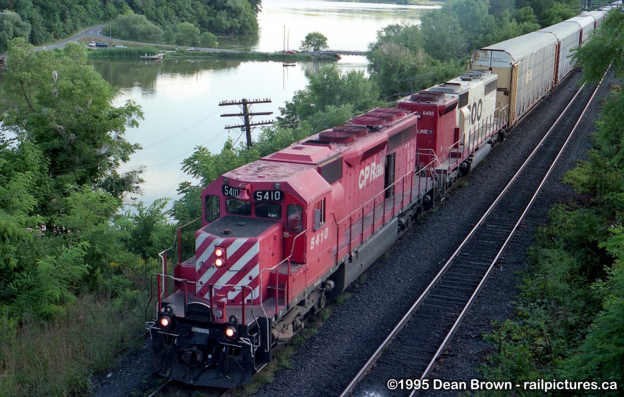 CP Northbound with CP SD40-2 5410 and SOO SD40B 6450 through Bayview. Only one of those SOO SD40B was on the roster back in 1995.