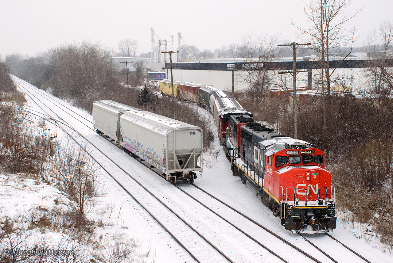 After lifting cars off the Burford Spur, CN L580 shoves a cut into Tigercat Industries before returning to Brantford yard for lunch.