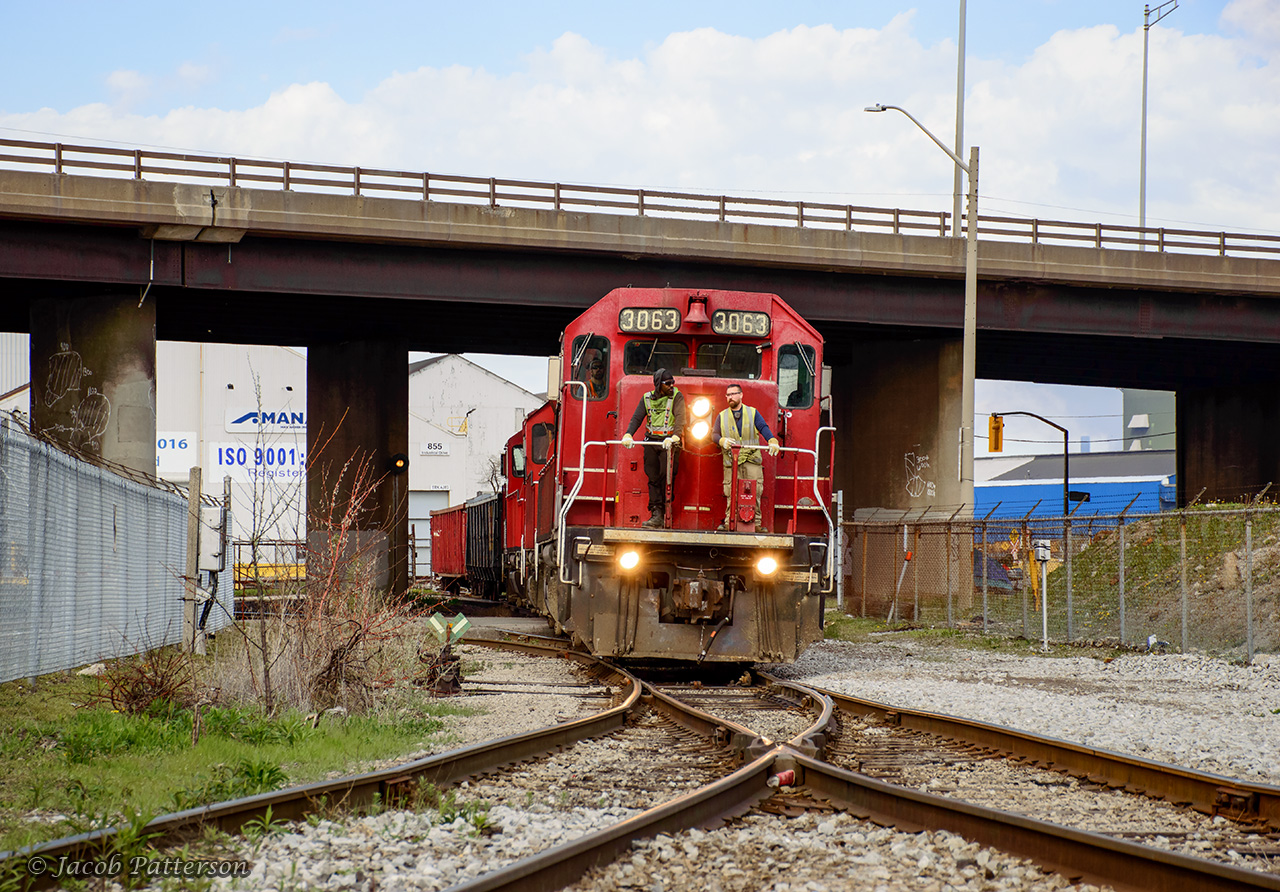 CP H42 crawls up to Irondale diamond with two gons lifted from Mana.  Momentarily, the conductor will walk up to knife the diamond in their favour across CN's N&NW spur.