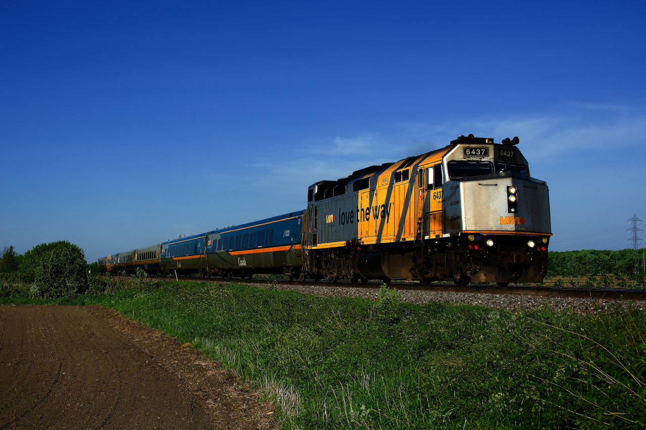 VIA 69 for Toronto has a wrapped F40 for power as it heads west with six LRC cars.