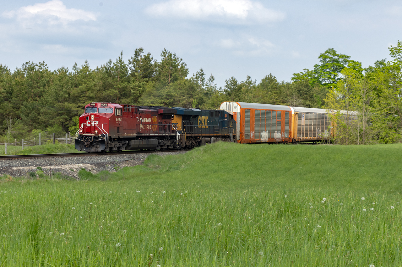 With CSX 870 trailing, 137 rumbles along towards Wolveton for work, and eventually Chicago.
