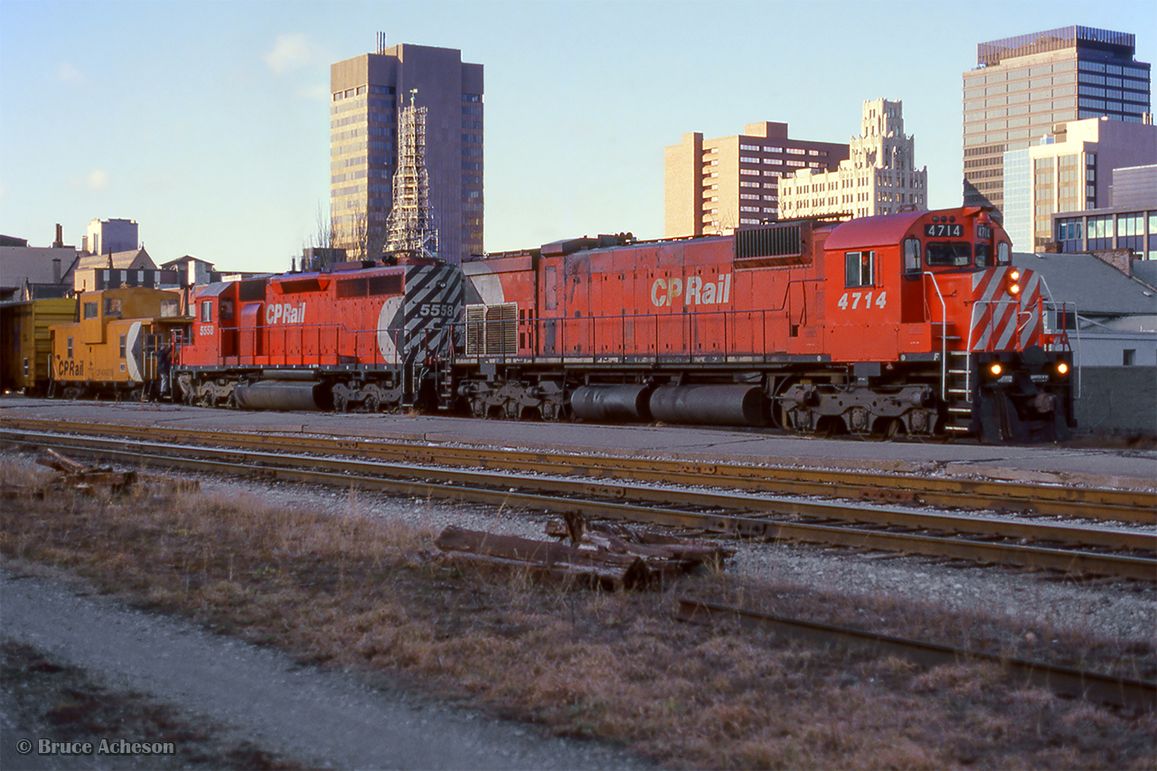 After working in Aberdeen Yard, CP 4714 and 5558 pass through downtown Hamilton near Hunter Street station.