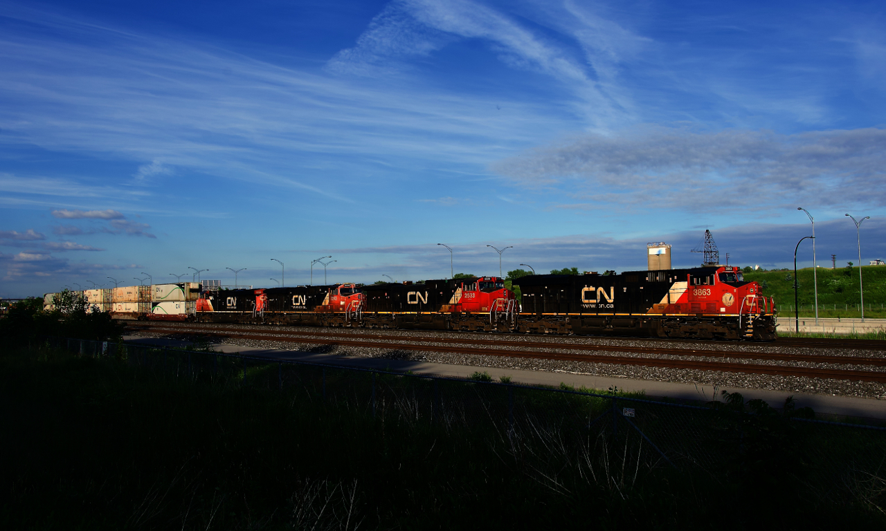 CN 121 heads west with four GEs up front.