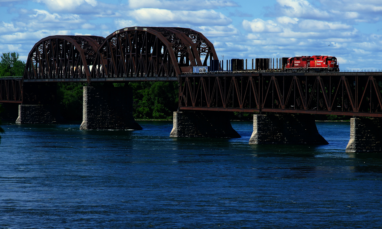 CPKC G95 is returning from Delson with twenty cars and CP 3035/CP 3095 for power.