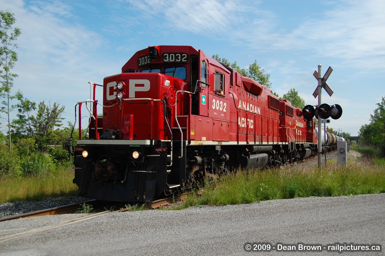 Job 1 with CP 3032 heads northbound from Montrose back to Welland on June 10/2009.