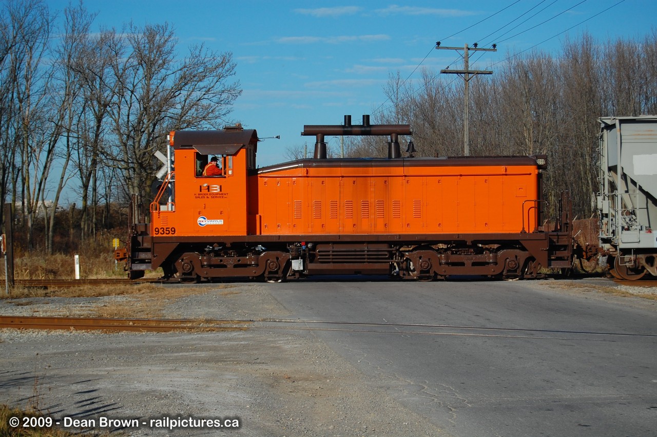 HBIX SW1200 9359 Switching cars at Oxy Vinyls Canada at Thorold Townline Rd. on Nov 18/2009.