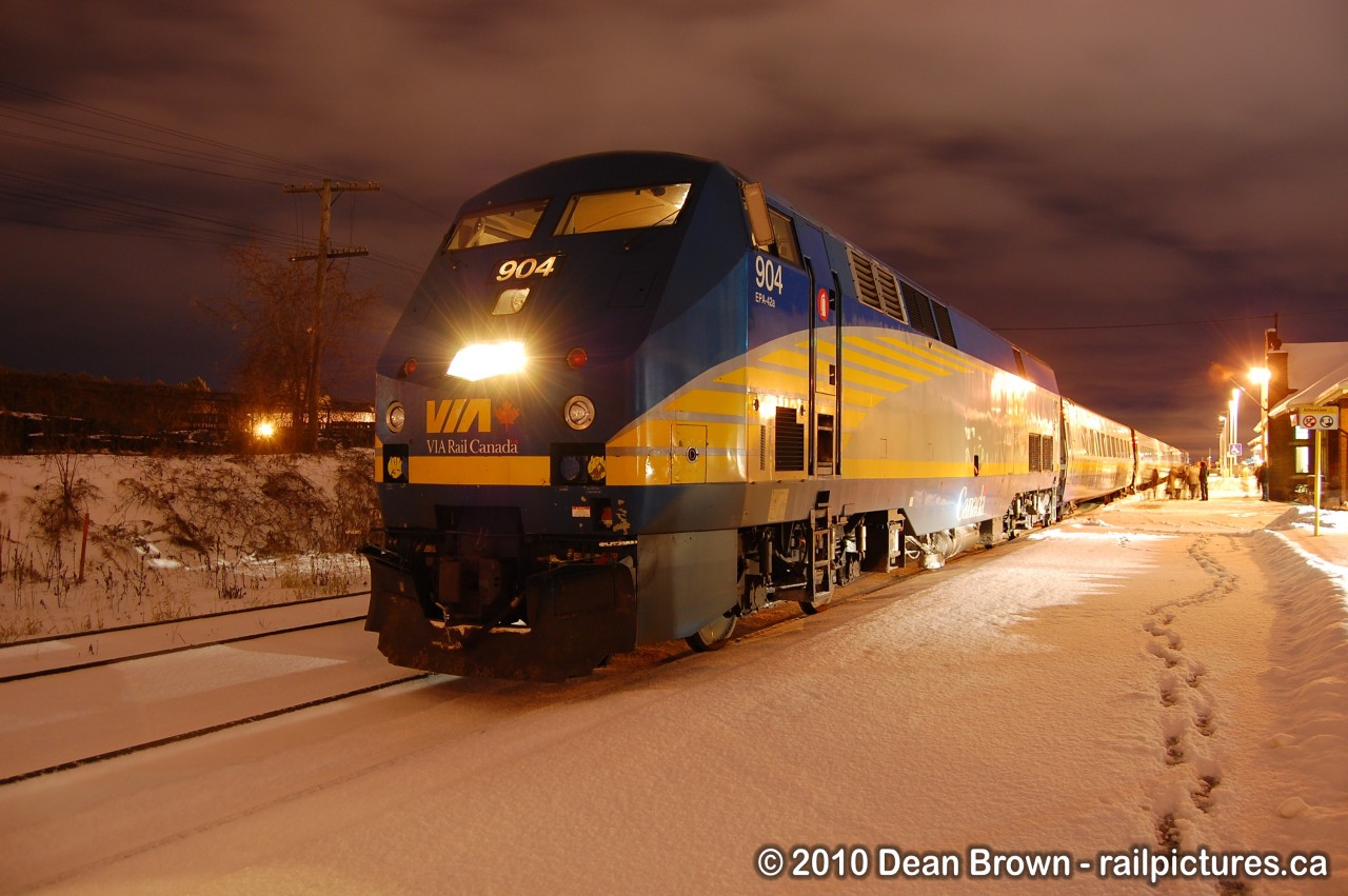 On a cold winter evening, VIA 95 with P42DC 904 arrives at St Catharines at 19:12 from Toronto to Niagara Falls daily. VIA no longer runs 90 and 95 to Niagara Falls since 2012.