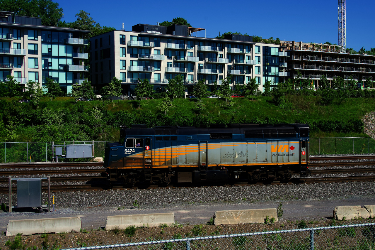 VIA 6424 is on its way to CAD to pick up some equipment, most likely a HEP coach.