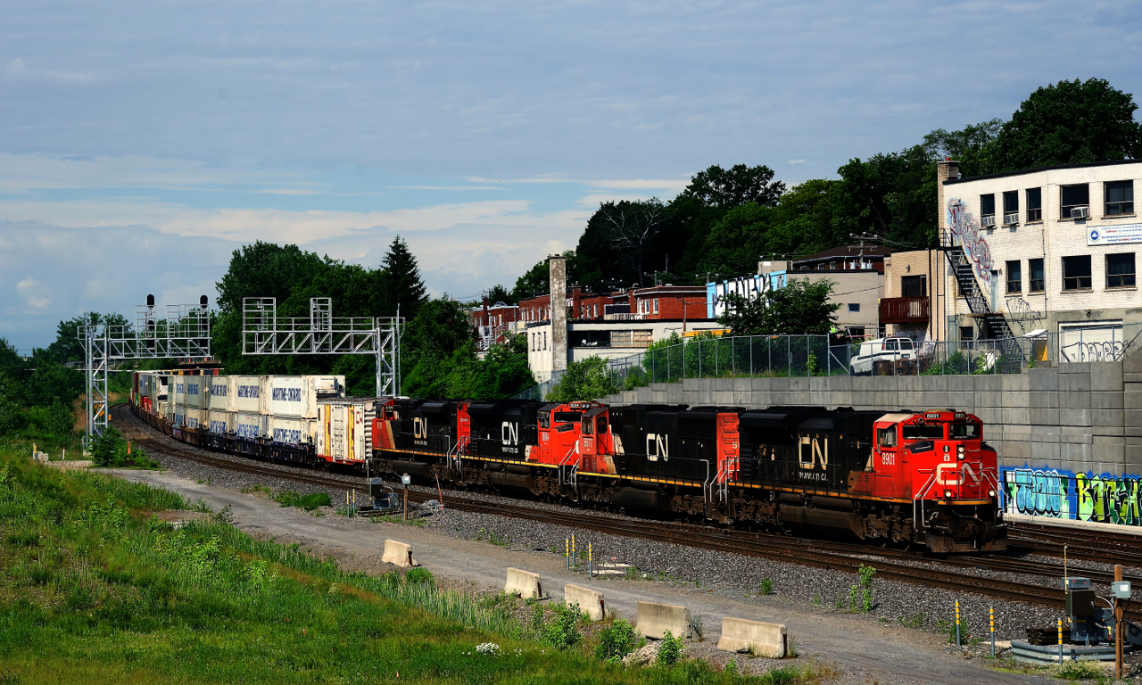 CN 120 unusually has four EMDs up front (as well as a test boxcar) as it approaches Turcot Ouest.