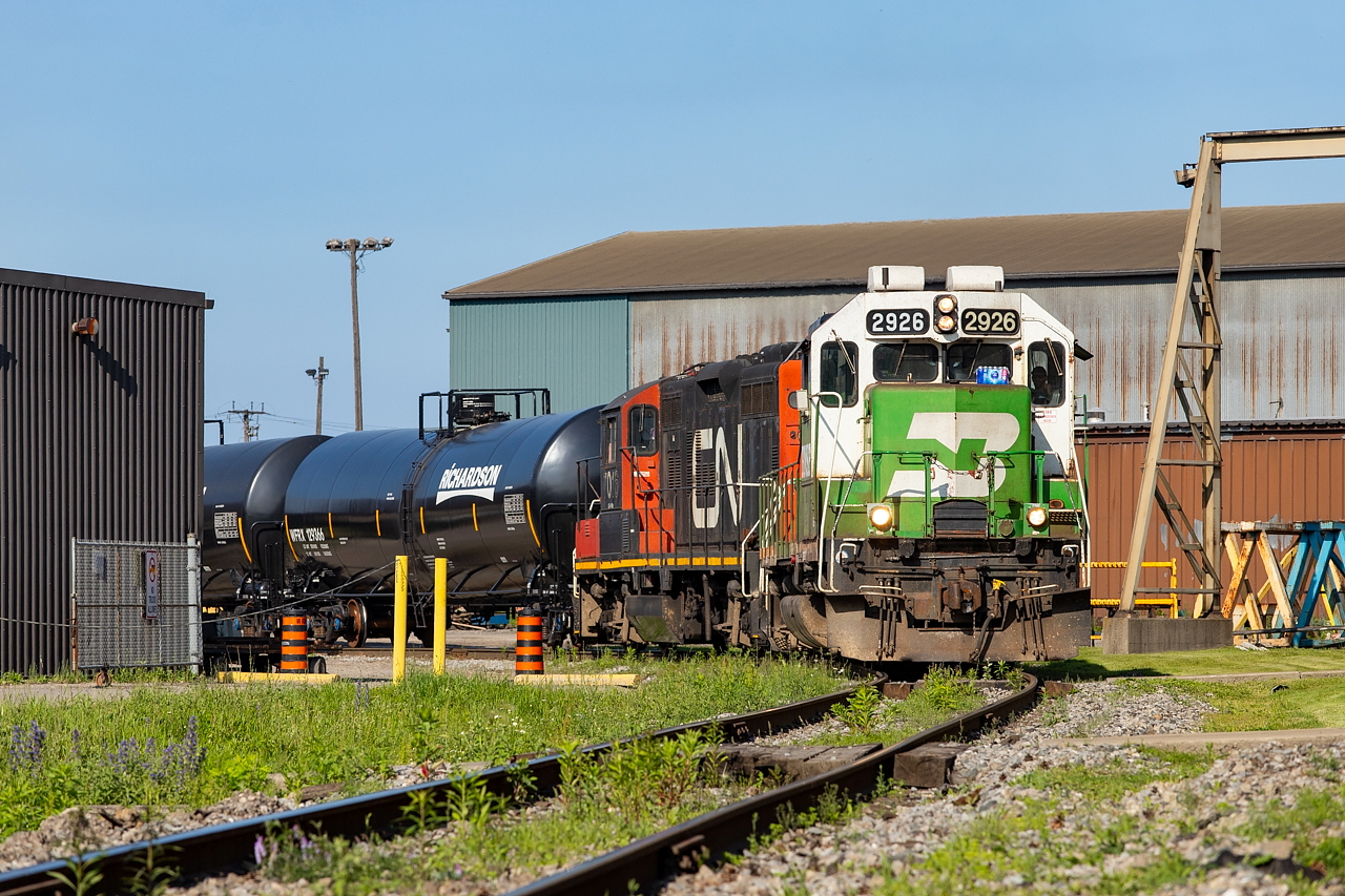 BNSF 2926 on point for the 1600 Hamilton Yard Job, complete with a customary case of water, shoving back for a night of switching customers in the Far East.