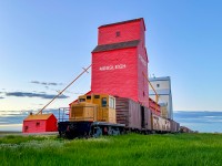 The repainted Mossleigh Elevator looms over the storage track at Aspen Crossing. 