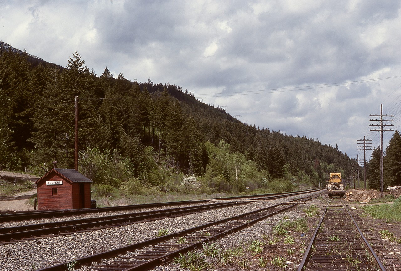 As a followup to the 1890s Keefers scene and detailed crops posted last week, here is how that area looked eighty years later, viewed eastward at the flagstop shelter, with the east end of the siding marked by the signal in the distance.

This area was devastated by the Kookipi Creek wildfire in August 2023.

When on track patrols there in 2007, the history of Keefers was “felt” all about, and just east of the east end of the siding, a chilling reminder of more recent history was the view across the river to a scar on the bank below CN’s Ashcroft sub. where a washout, derailment, and fire 1997-03-26 at Conrad ended the lives of conductor Donald Fink and engineman Terry Gallis on eastward freight train Q-102-51-26 powered by CN 5658 + 9546.

See  https://tsb.gc.ca/eng/rapports-reports/rail/1997/r97v0063/r97v0063.html  for the TSB report on that CN incident.