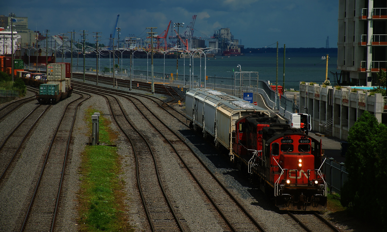 CN 500 has a one day only lashup of CN 7272 & CN 4140 as it leaves the Port of Montreal with four hoppers.