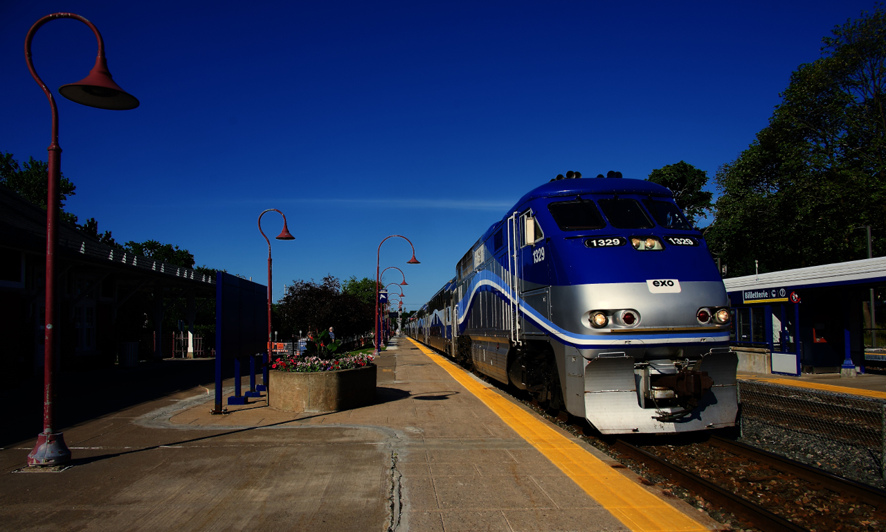 EXO 16 from Vaudreuil is arriving at Montreal West Station with an F59PHI for power. With Lucien L'Allier Station closed due to reconstruction work, all Vaudreuil/Hudson and Candiac trains are terminating at Vendôme Station.