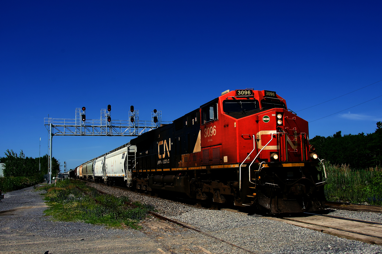 CN 368 is passing a quiet crossing near MP 28 of the Kingston Sub.