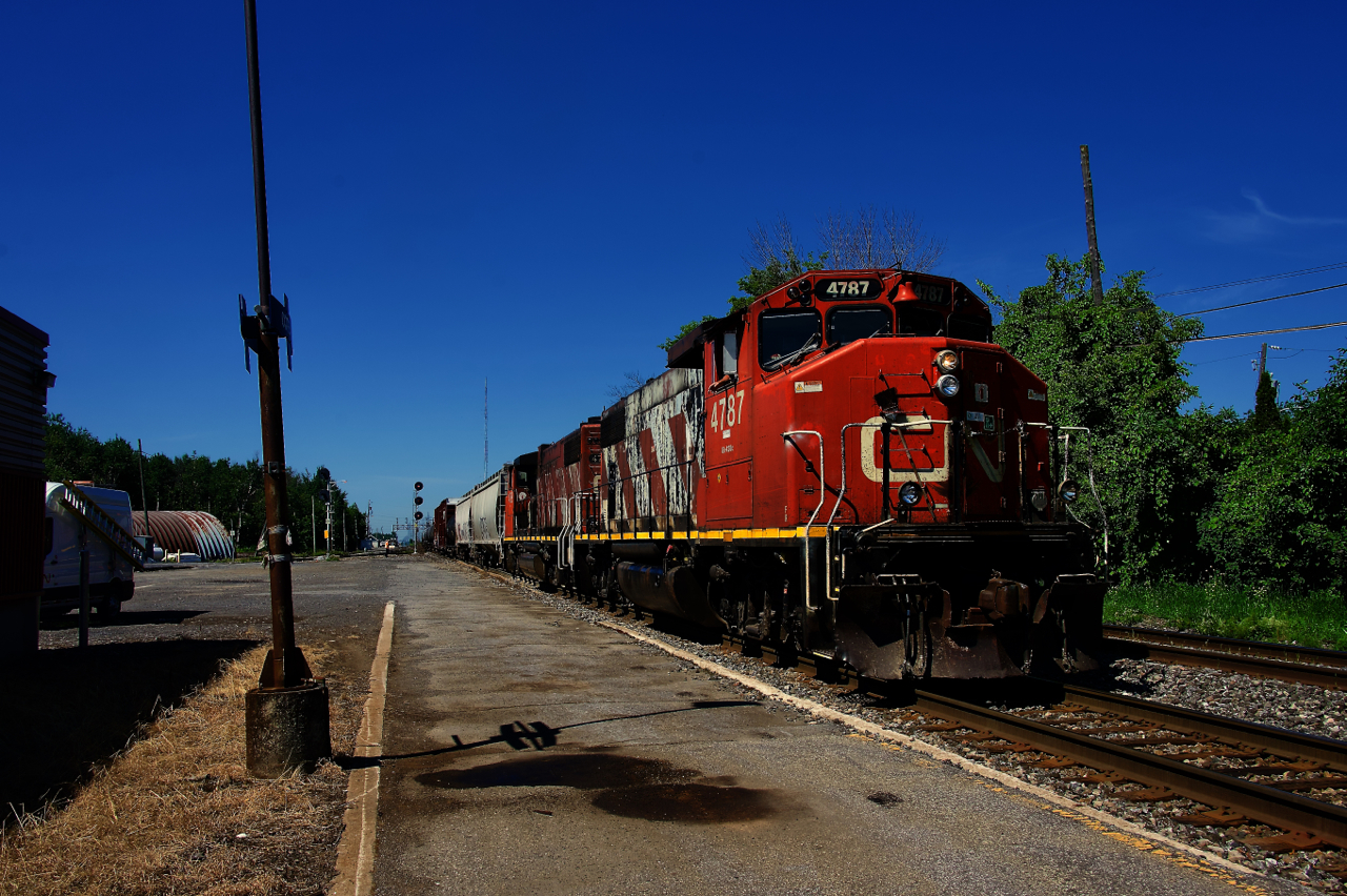 CN 589 from Ottawa has just arrived onto the Kingston Sub at Coteau Jct. After setting off its inbound cars and lifting its outbound cars on the Valleyfield Sub, it will head back to Ottawa.