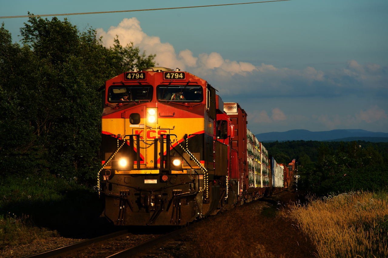 CPKC 121 is approaching the crew change spot just east of Farnham known as 'Cochons' (pigs) on CP with a KCS leader.