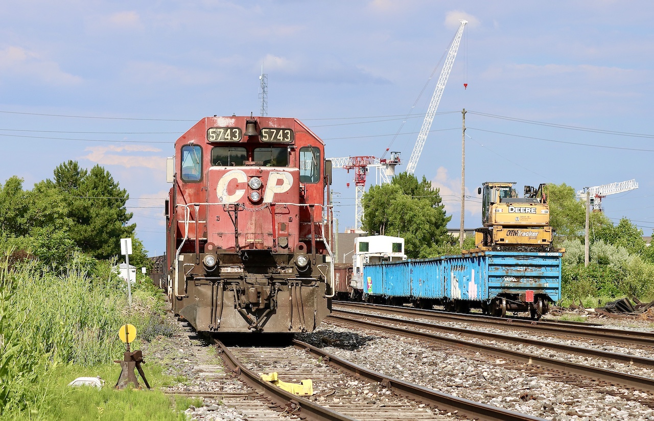 I can’t remember the last time I’ve seen the sidings in Milton this full. It’s a shame the old station and freight house here didn’t survive but at least the tracks for the most part remain other then the ones that once served a packaging company and cement company. Both demolished years ago. The sight of a faded SD40 is a long missed image here and very nice to finally take in again. Here 5743 and 2283 have finished backing east from the  junction having put their train away. On the south side of the main the tie train is also tied down. Not bad, two CP vans in Milton on the same day too.