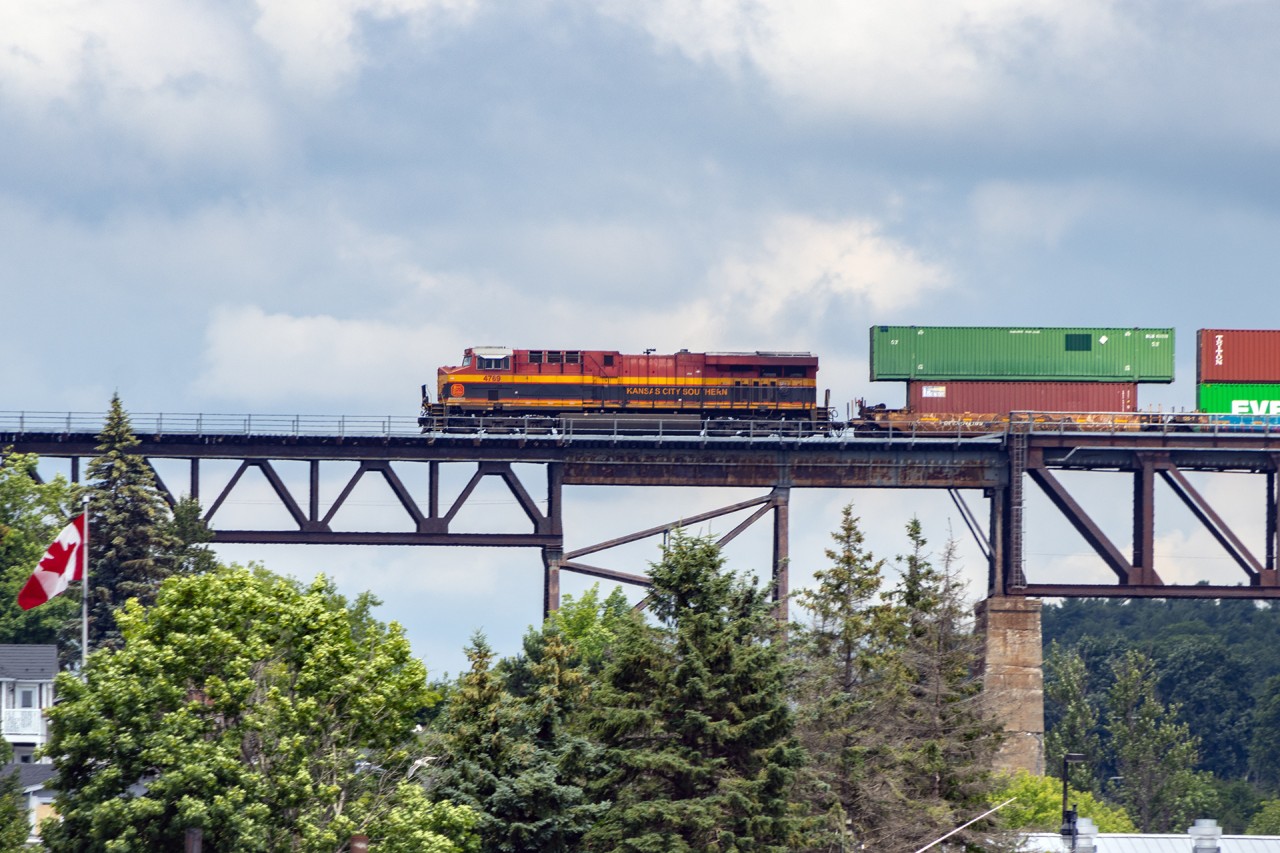 There are stories out that KCS units are being upgraded with hot plates etc. to make them compliant with Canadian contracts. There have been a lot of KCS leaders in Ontario lately, but seeing one on the Seguin River Trestle still seems really weird.