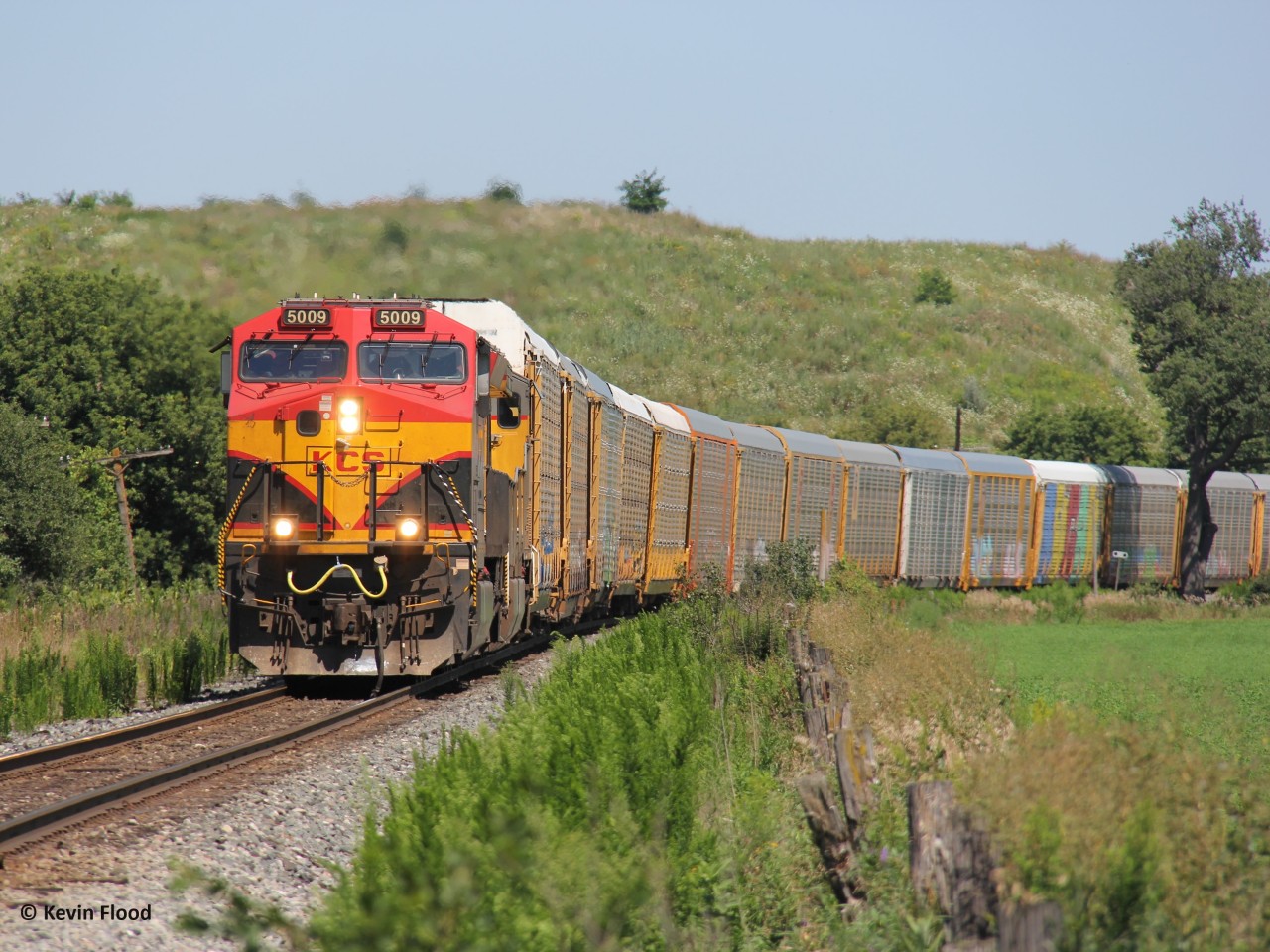 CPKC 137 heads west out of Cambridge with KCS 5009 and UP 7018 on a nice sunny day.