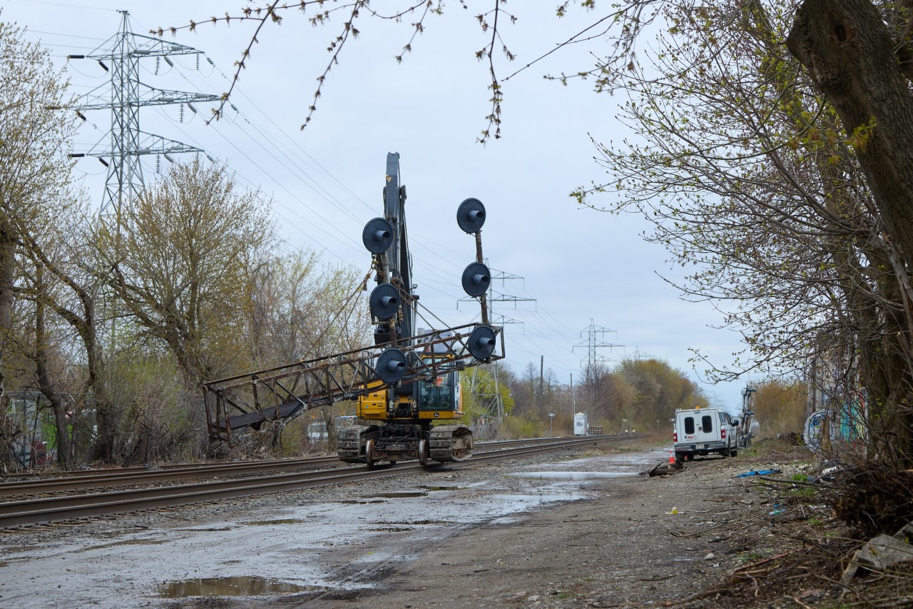 Ever chased signals before? After torching the cantilevers at Howland...work crews from ETS Tree Removal drove their hi-rail excavator or "Railavator" a mile and a half west to Bartlett Ave where they would set the searchlights onto the ground upright before clearing off the main to let a backlog of trains through.

After seeing this spot the other night without the signals...it really hits home how much of a difference lineside infrastructure makes. It's just not the same anymore, I don't know what else to say. It sucks. And this is only the beginning, you can kiss all the rest of the searchlights goodbye, just give it time. Nothing lasts so, enjoy it while you can and take all the photos you can. Take nothing for granted.