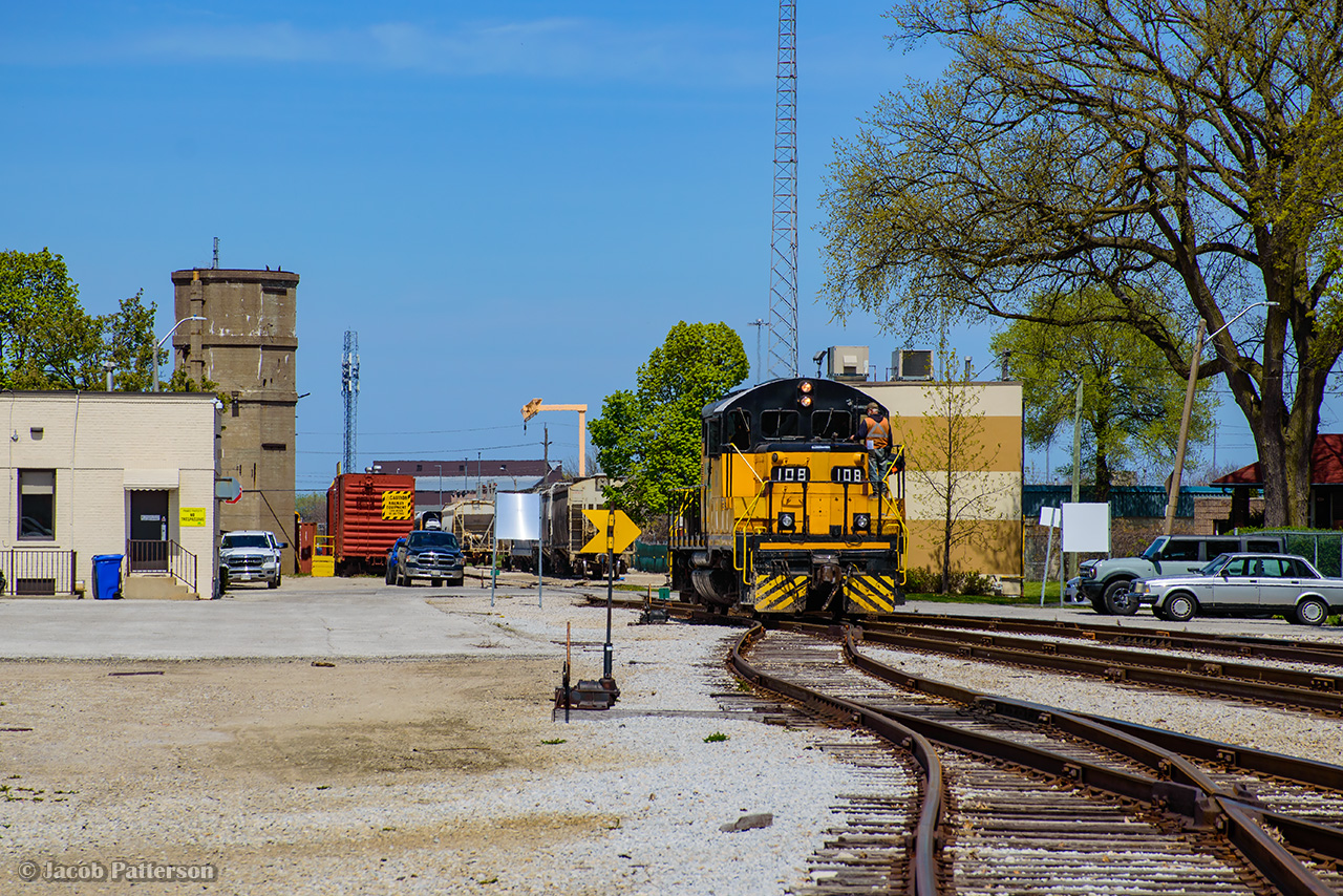 Cruising through the neighbourhood, ETR 108 is seen returning to the railway's shops on Lincoln Avenue as the morning shift ends their day.