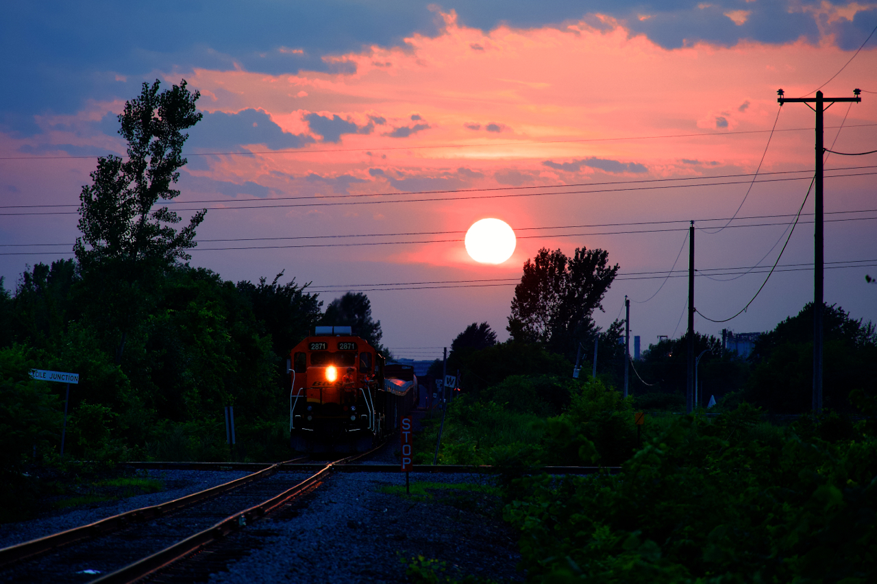 CN 536 has a BNSF leader as it prepares to cross the CSX/CN diamond at Cecile Jct.