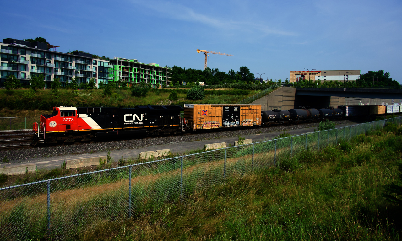 Still looking decently fresh, CN 3273 leads CN X309 away from Turcot Ouest after changing crews.